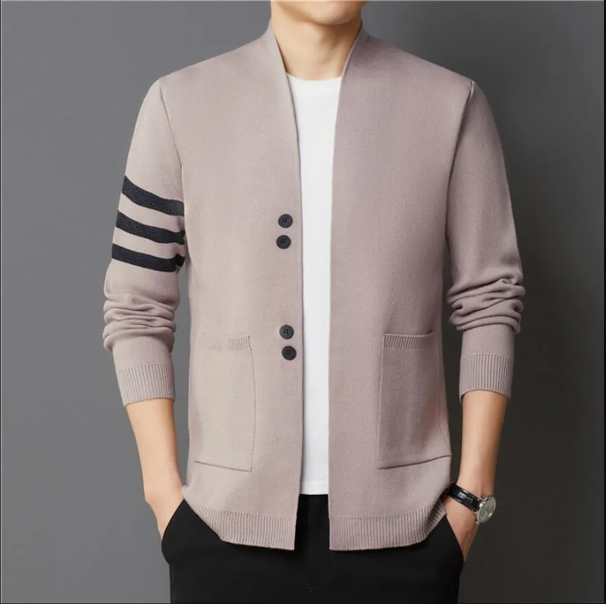 Hela försäljning Desinger Fashion Men's Sticked Cardigans Slim Montering Randig Knit varma svarta tröjor män avslappnade trendiga rockar kaki jacka manliga klädrockar