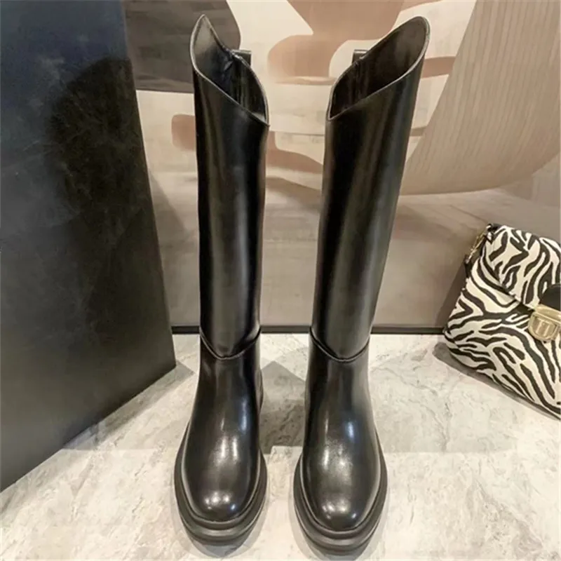 2023 Nouvelles bottes d'équitation pour dames avec encoche oblique sous le genou tête ronde talon épais bottes de chevalier à baril long classique simple chaussures pour femmes élégantes et à la mode