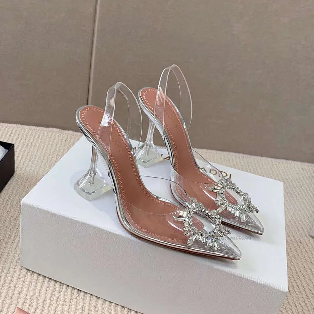 AMINA MUADDI BEGUM CRYSTAL-EMBELLADE BUCKLE PVC Pumpar Sandaler Kvinnors lyxdesigners Klänning Sko äkta Cowhide Sole9.5cm Kvinnor S Party Shoes Factory Footwear