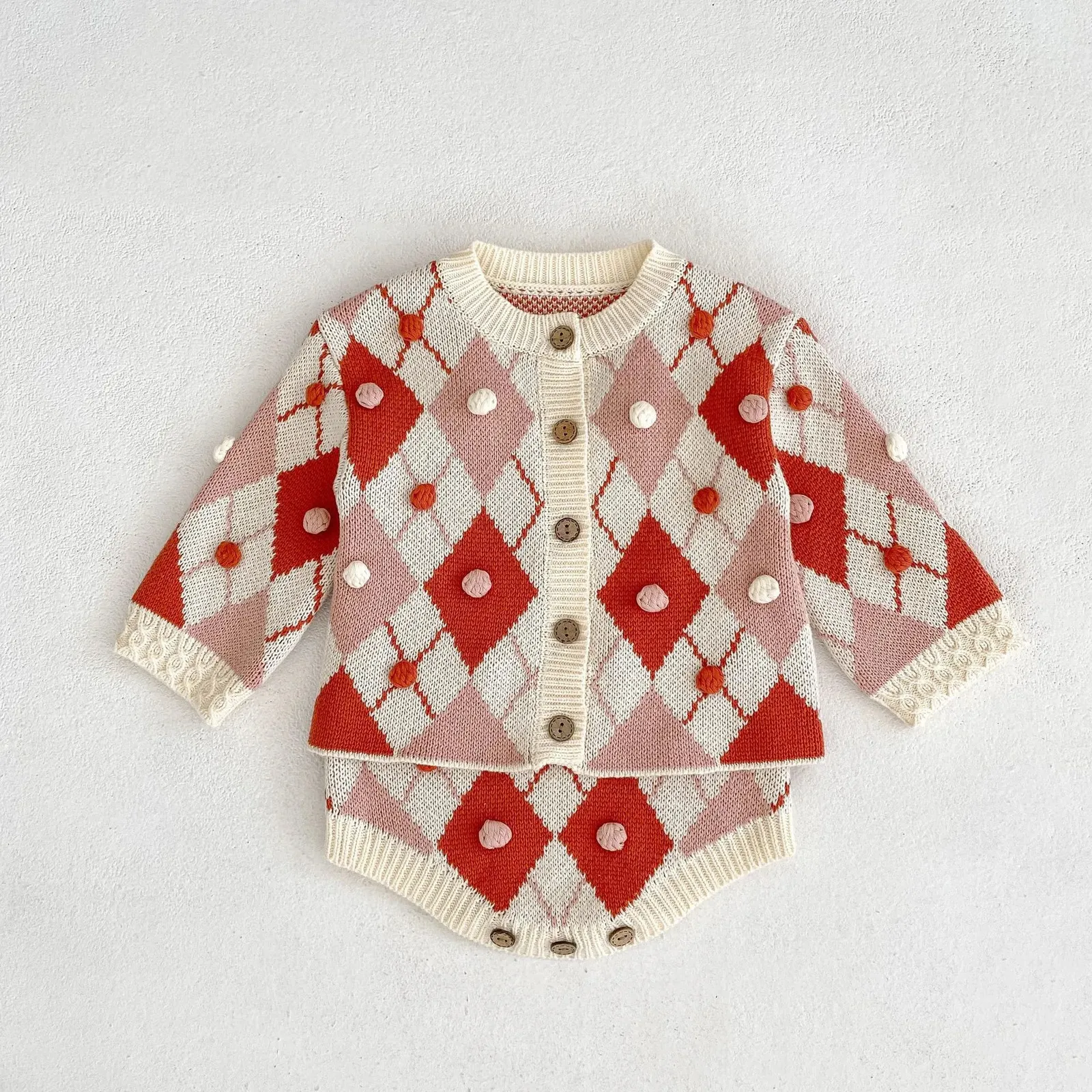 Cardigan Autunno Inverno Kid Diamond Plaid Maglione fatto a mano con palline Boy Girl Bambini Cardigan lavorato a maglia Top in cotone Cappotto Bretelle per bambini Body 230927