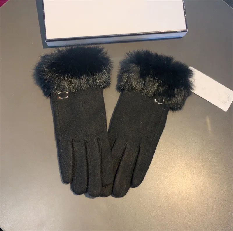 Luvas Designer Mulheres Inverno Matt Fur Mittens Dedos Luvas de Couro Touch Screen Ciclismo Quente Isolado Pele de Carneiro Fingertip Luvas Tamanho M L