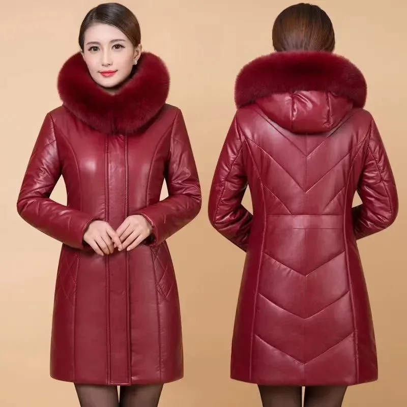 Cuir pour femme Faux cuir hiver mère épaissir veste en cuir PU noir 6XL col de fourrure pour femme Parkas à capuche pardessus longues vestes en simili cuir en coton 230927