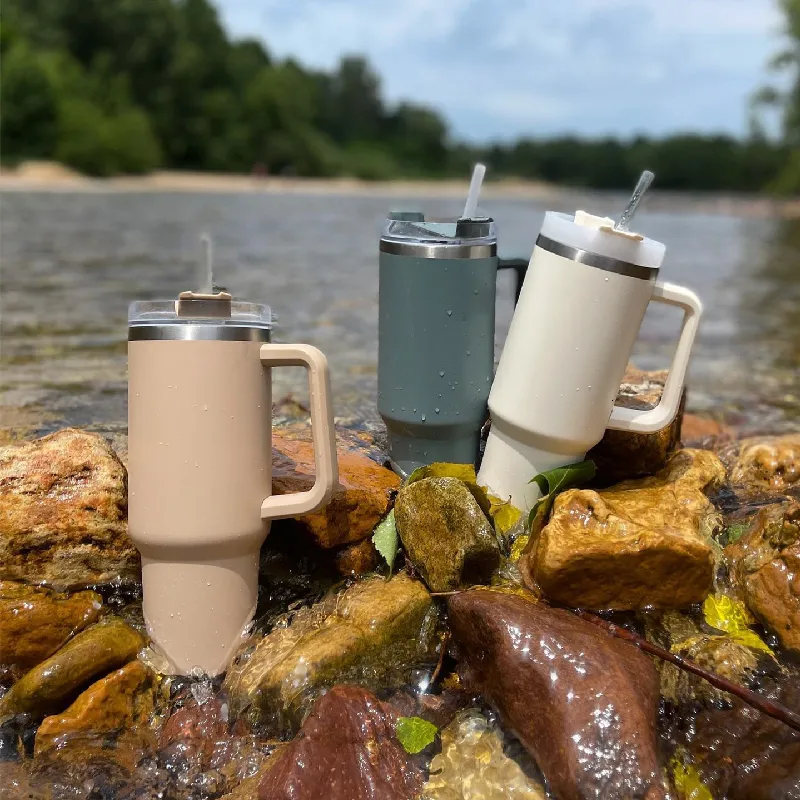 Tasses Bouteille d'eau de voyage portable 40 oz Tumbler en acier inoxydable avec poignée et paille 40 oz Tasse de voiture Tasses à vide Thermos Tasse à café 230927