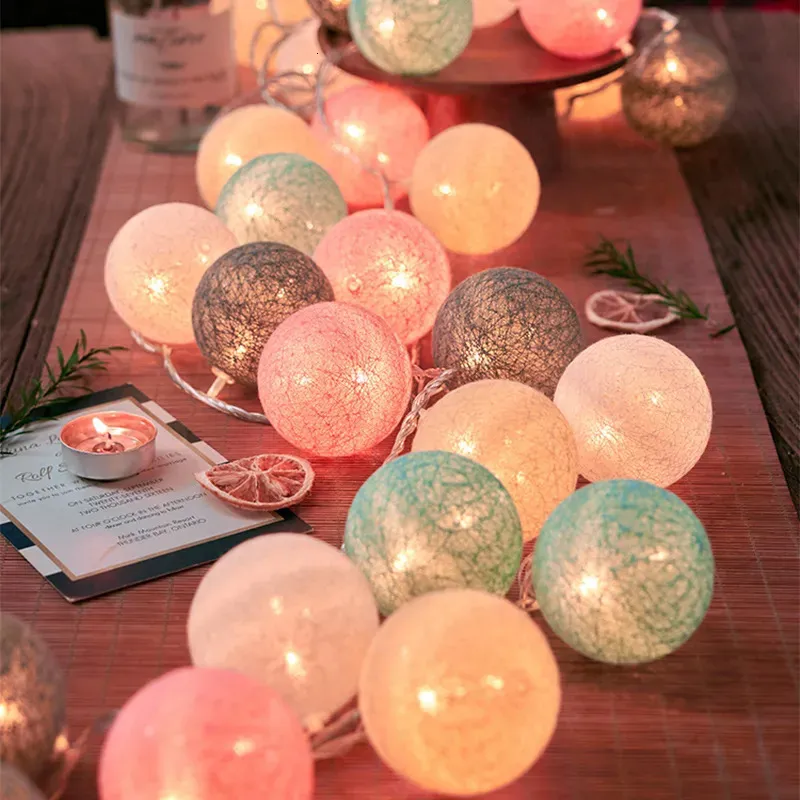 Décorations de Noël Guirlande de boules de coton Guirlandes lumineuses Cordes d'éclairage féeriques pour vacances en plein air Mariage Fête de Noël Décoration de la maison 20 LED 230921