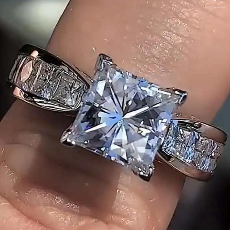 클러스터 반지 솔리드 18K 백색 골드 여성 웨딩 파티 기념일 약혼 반지 1 2 3 4 5 CT 공주 Moissanite Diamond Luxury Trendy