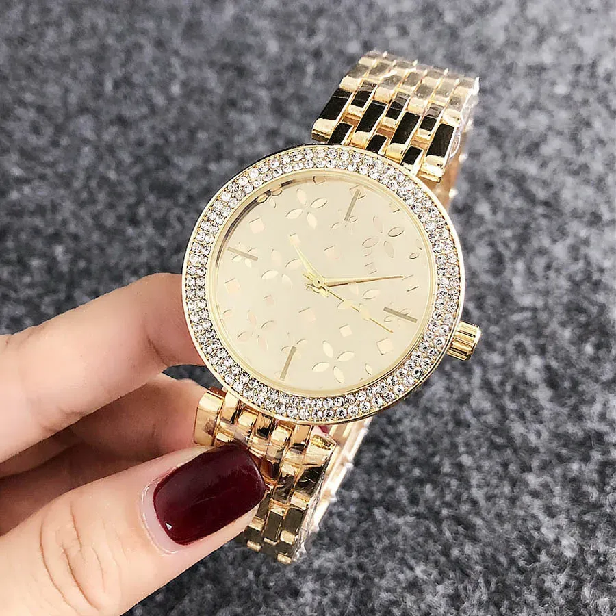 2023 Marque de mode Montres-bracelets à quartz pour femmes Fille Fleur style cristal Bande d'acier en métal Montres Vente chaude Lady Watch dropshipping