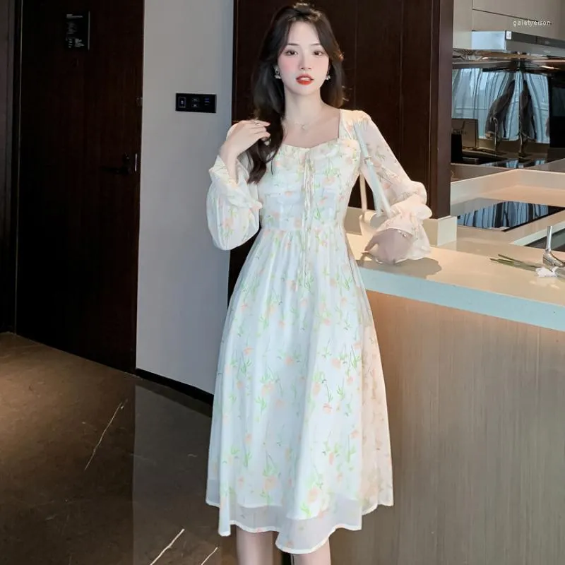 Casual klänningar Chiffon med blommor långärmad fransk v-ringning elegans kvinnor vit klänning vår och höststil korea