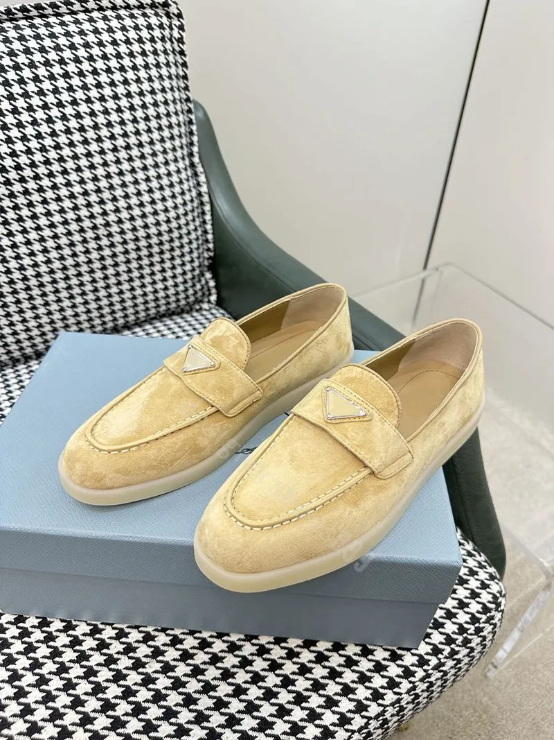 Platt enda bekväm Dr -skor lyxiga designer skor mocka kvinnor mode loafers enkla triangel spänne högkvalitativ fabrikssko