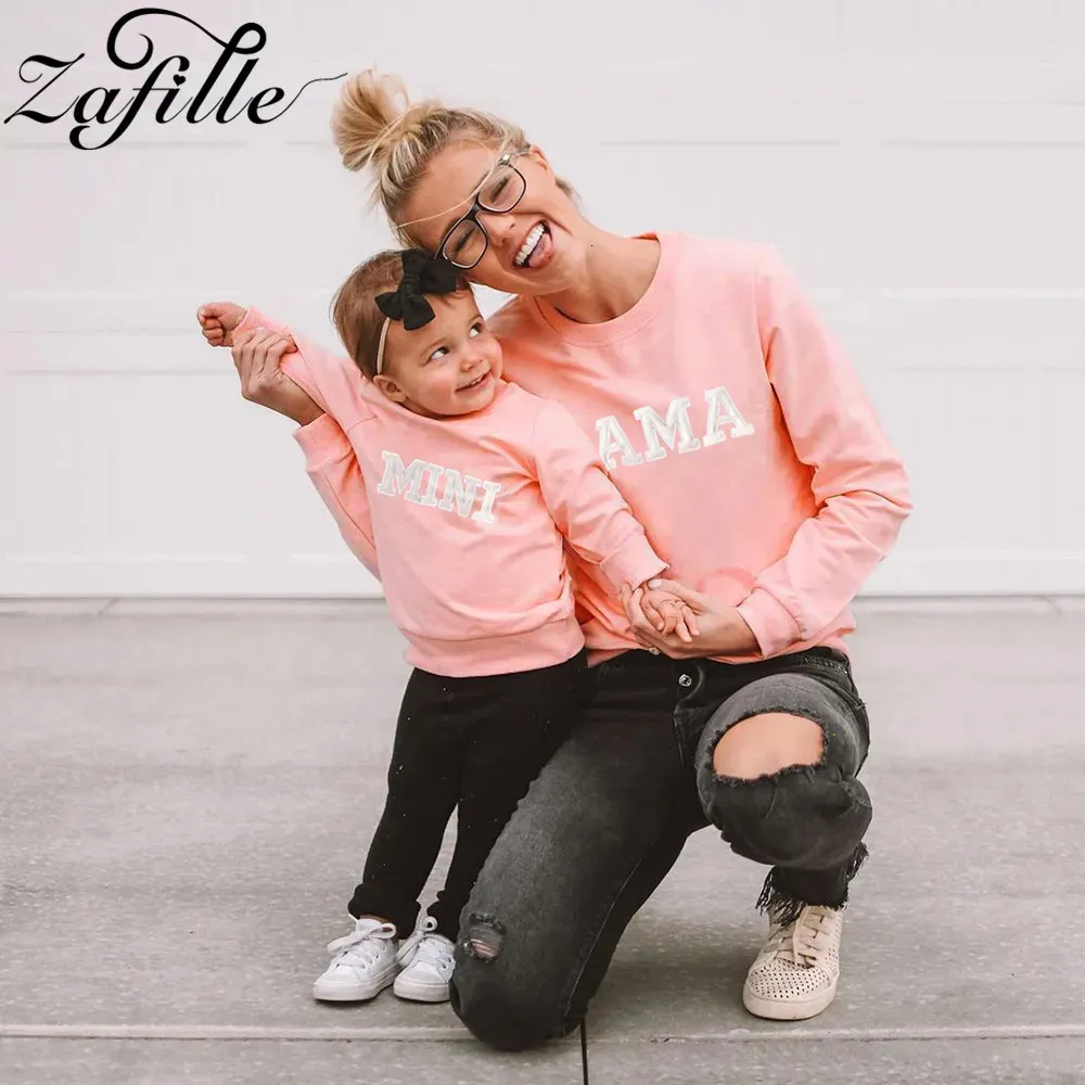 Aile Eşleşen Kıyafetler Zafille Anne Çocuklar Aile Eşleştirme Giysileri Sonbahar Mektubu Pembe Anne ve Kızı Kıyafetler Giysileri Sıradan Anne ve Oğul Hoodies 230927