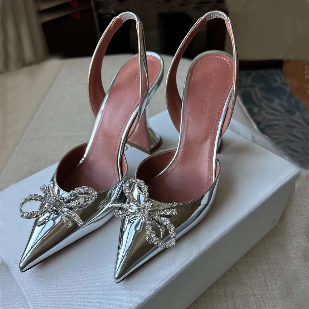 Amina Muaddi Scarpe Begum Splendide decorazioni in cristalli Argento Specchio Décolleté Slingback Sandali con tacco a rocchetto per donna Luxurys Designer Scarpe eleganti Scarpe da sera con tacco