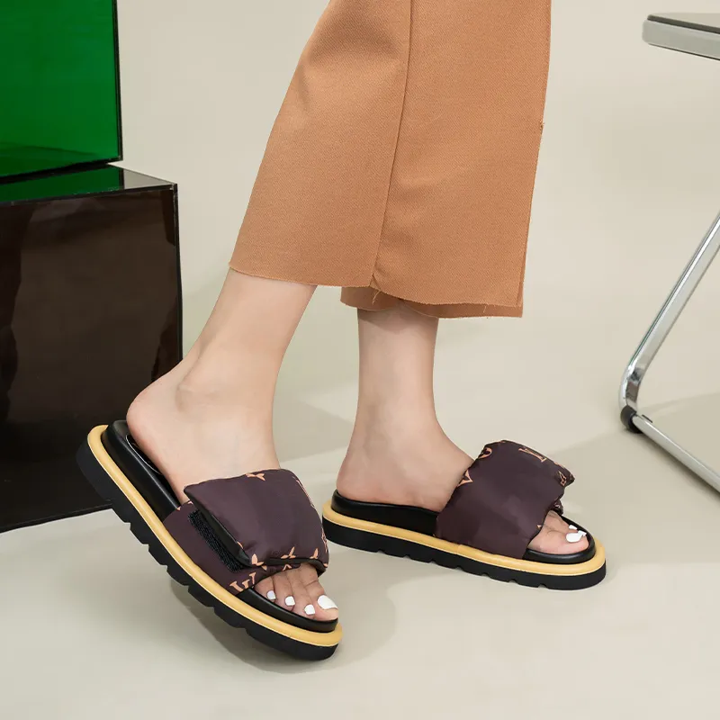 Designer glider kvinnor pool kudde mules sandaler par tofflor sommar platt sandal mjuk toffel skor mode strand damplattform glida lyx flip flops kvinnor