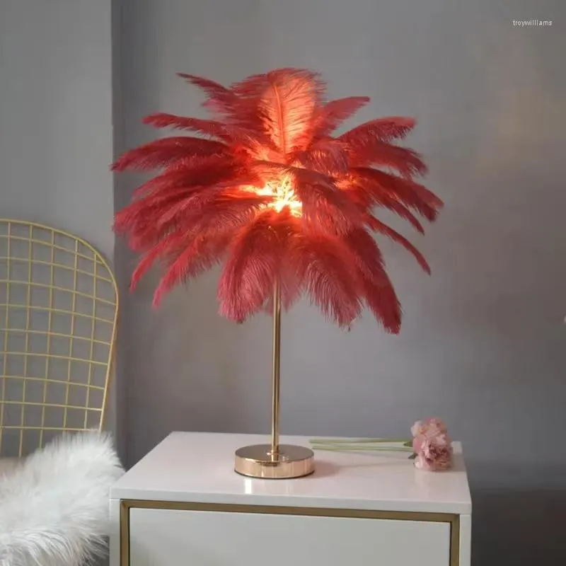 Lâmpadas de mesa Modern Nordic Feather Tree Lamp Avestruz Rosa Branco Cabeceira Romântica para Casamento