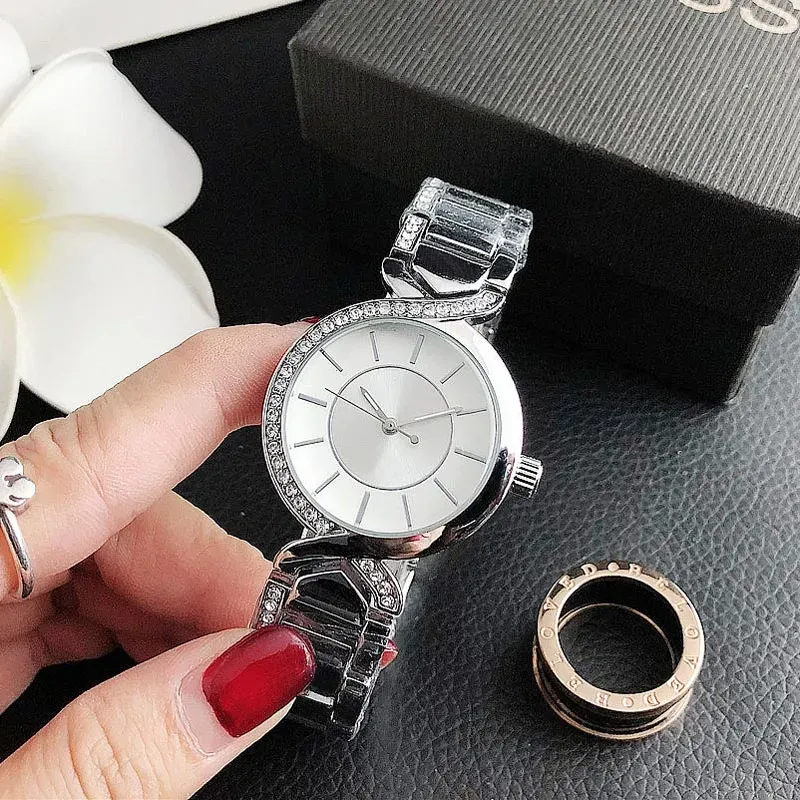 2023 Hot Fashion Brand Horloges Vrouwen Meisje Kristal Driehoek Stijl Wijzerplaat Stalen Metalen Band Quartz Horloge Gift Gratis Verzending groothandel Vrouwen Horloge Designer