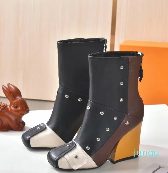 Fashion Square Head Short Boots Slope Heel Kort stövlar av högkvalitativa metallnitar Skärmning Stil Läderskor med High He