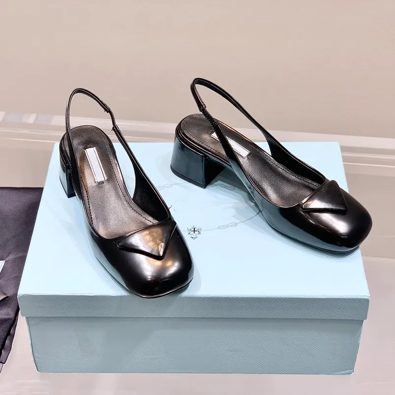 Klänningskor designers sandaler klassiker triangelknapp slingbacks 100% äkta läder 4,5 cm kattunge klack kvinnorsandal 35-41 designer sko med loppväska