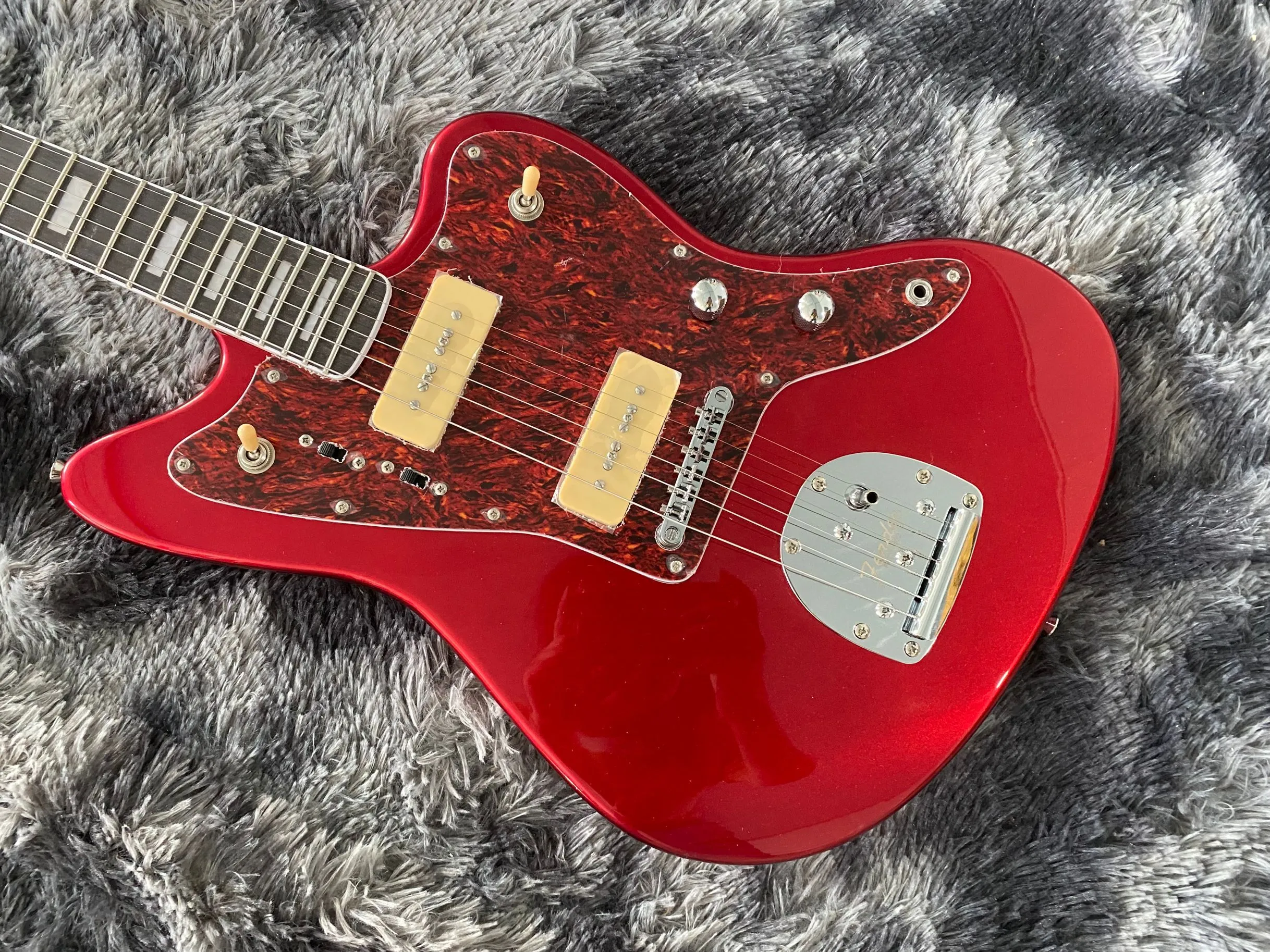 1959 Jazzmaster Journeyman Metallic Red Jaguar Электрогитара Белые звукосниматели P90 Корпус из ольхи Винтажные тюнеры Tremolo Bridge Хромированная фурнитура