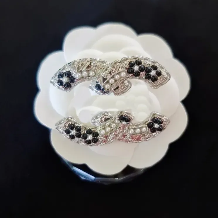 Noble Elegant Emed Stamp Pins Brooches Pearl C Brand Sier Women Badge Brooch Designer Jewelry Gift Collar Unisex