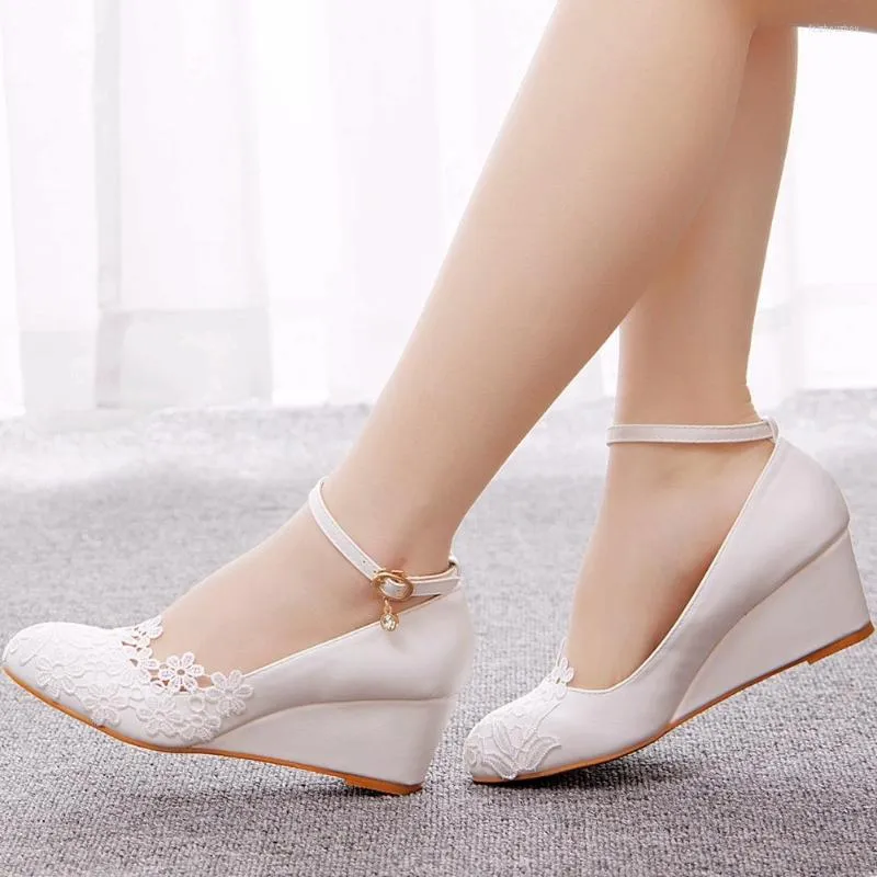 Kurz 5 cm 840 Sandalen Pediküre Schlanke High Heels Frauen Keile lässig flach geschnittene Schnalle Rundkopf Single Schuhbraut