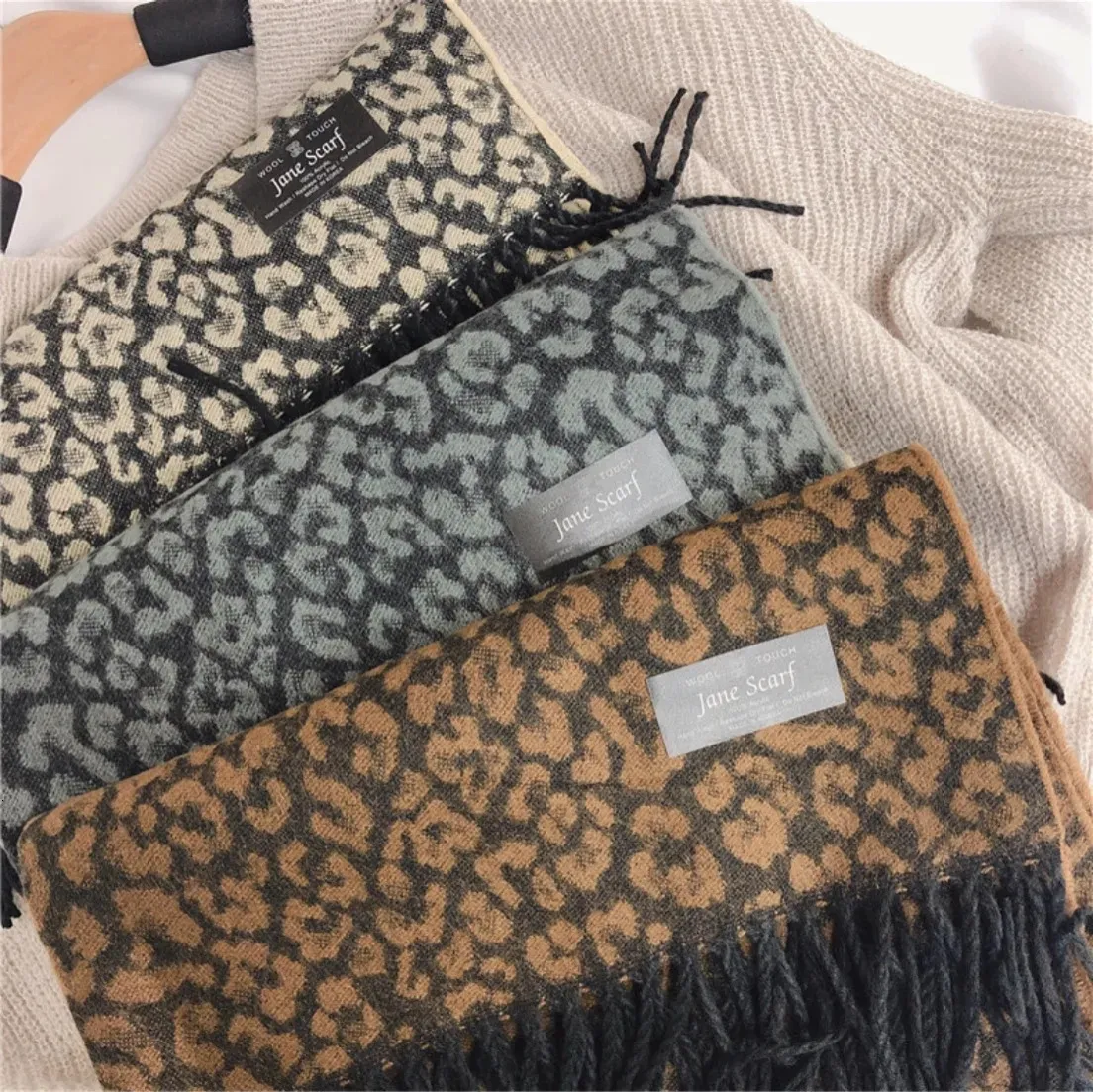 Sciarpe Sciarpa calda con stampa leopardata per la porta orientale della Corea del Sud. Lo scialle da donna è addensato in autunno e inverno Pashmina 230928