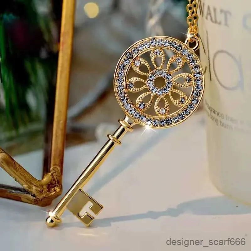 Pendentif Colliers Accessoires de luxe pour femme hiver Long motif pull chaîne clé collier pour femmes pendentif cadeau bijoux R230928