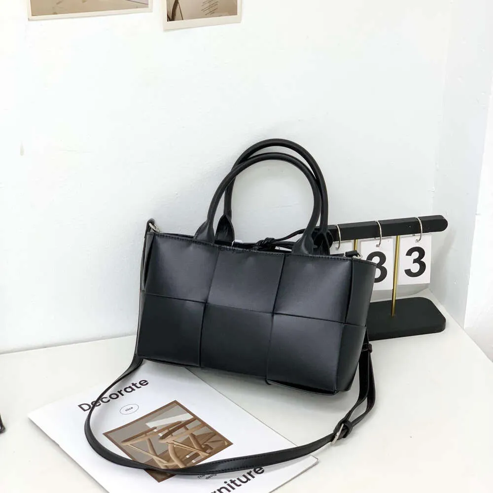 Stilista Arco Ragazza Borse da donna Borsa Cross Veneeta Classic Cassetta a tracolla 2023 Nuova ascellare 25 cm Cesto intrecciato Borsa a mano Tote Xvxo