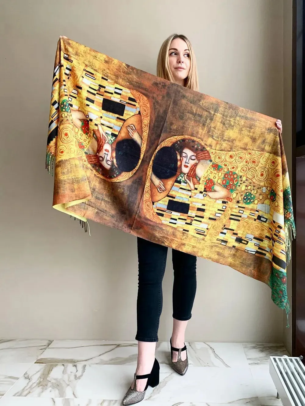 Halsdukar Gustav Klimts oljemålning Cashmere Scarf Women Spring der Kuss tryck Pashmina sjal dam höst wrap designer cape filt 230927
