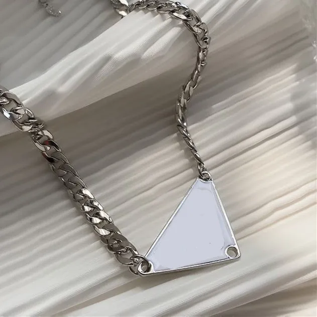 Triangle of Triangle Luxury Circle Halsband Designer smycken Mens och kvinnors hänge diamant rostfritt stål för par julklapp med original ingen låda