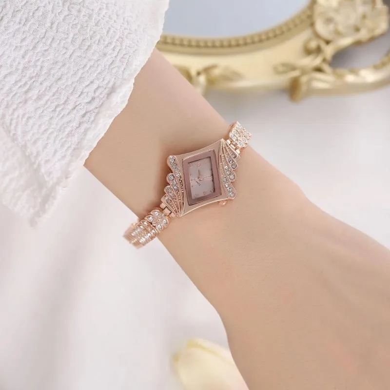 Armbanduhren Mode Gold Diamant Damen Armbanduhr Stahlband Legierung Muster Fein Quarz für Frauen Reloj V21