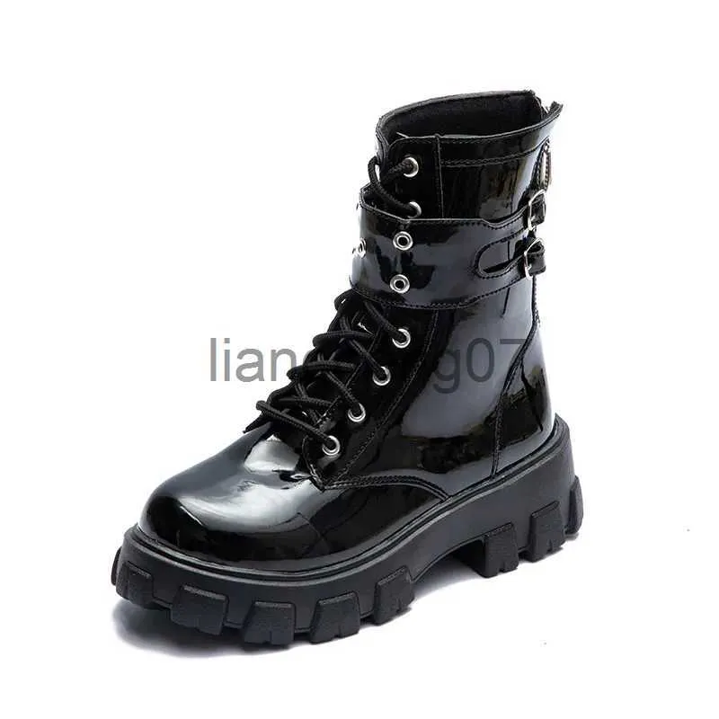 Stövlar 2022 Plattform Patentläderstövlar Rivet Women Autumn Punk Motorcykelstövlar blockerar gotiska tjocka sulskor Kvinnor Mid-Calf Boots X0928