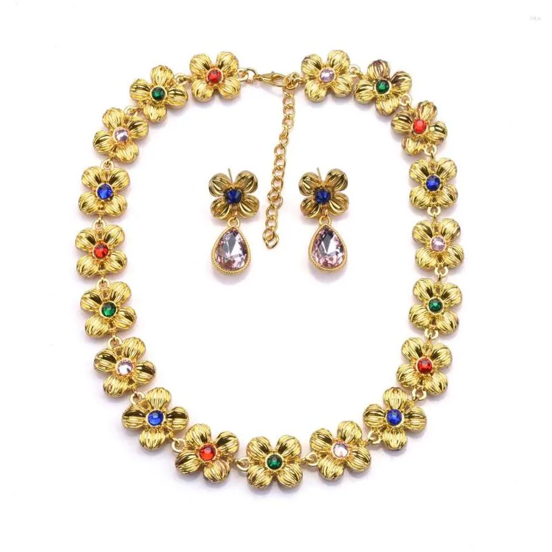 Choker Gold Color GEM BLOMER NECKLACE SMEEXKE Kvinnor Etnisk uttalande Big Bib