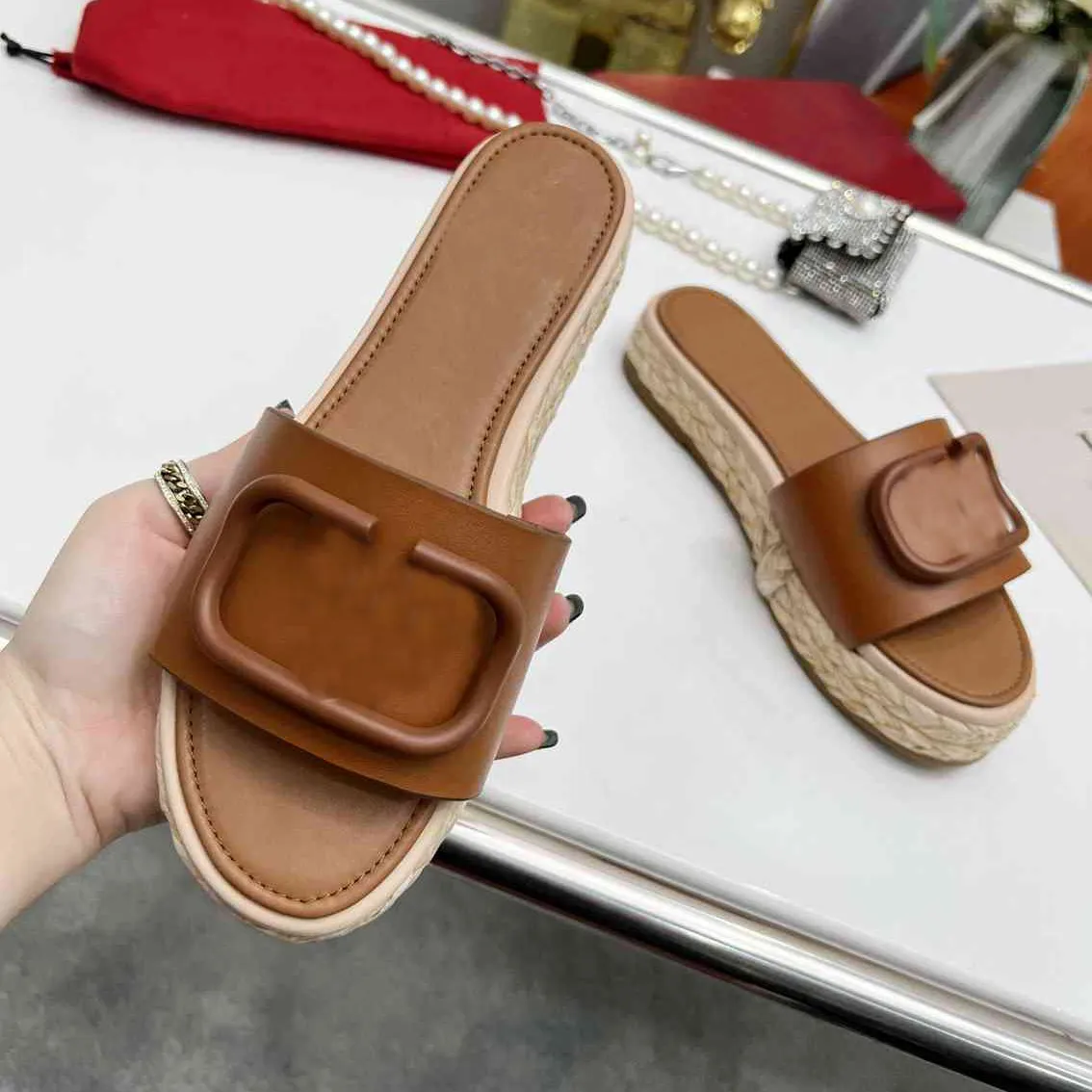 3-Beach tofflor Classic Flat Heel Summer Lazy Designer Fashion Cartoon Big Head Flops Leather Lady Slide Women Shoes Hotel Hotel