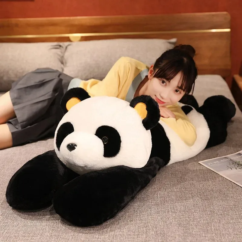 Plyschdockor 120 cm söt jätte lång pandabjörn plysch lögn benägen hållning fylld djurdocka leksak kudde tecknad kawaii dockor flickor barn gåvor 230927
