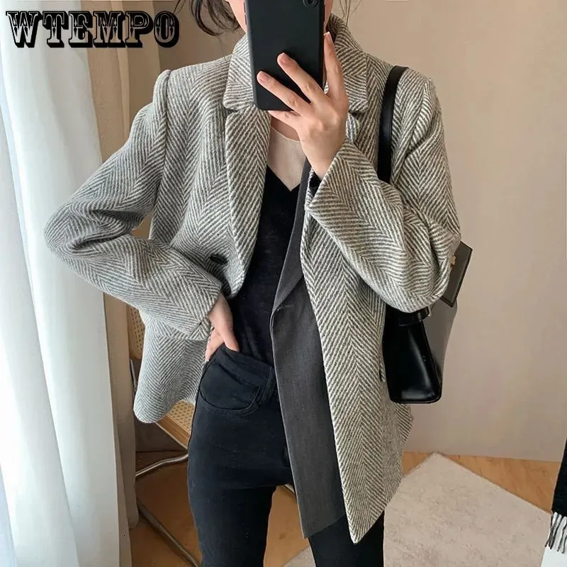 Wełniane mieszanki damskiej wełny wełniane wełny mieszane prosta podwójna kurtka kieszonkowa Blazer Autumn and Winter Woolen garnitury damski wełniany płaszcz 230927