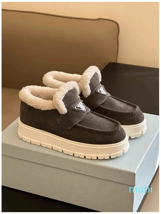 Winter Wool Sneakers, med en mjuk mockstruktur och ett läderullintegrerat lammkashmirfoder för värme och värme