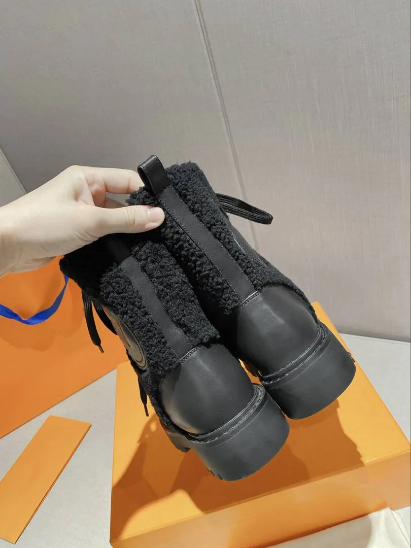 Designer Women`s Boots Branded Lamb Wool Flats Stylish Black Lace Up Ankle Bootss White Combat Boots Biker Boot Strap Box Sizes 35-41