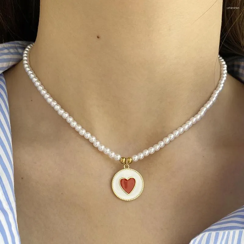Collane con ciondolo Cuore rosso Disco bianco Collana di perle imitazione per donna Collare Chiusura in acciaio inossidabile Accessorio di moda squisito