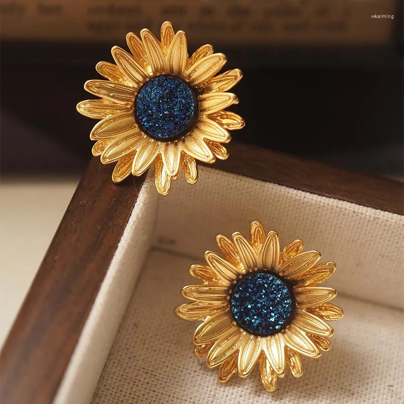 Backs Ohrringe Der Vintage-Sonnenblumen-Ohrclip für Damen ist ein modisches Design aus altvergoldeten Blumen