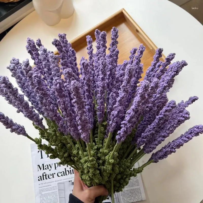 Fiori decorativi intrecciati a mano in lana di lavanda, materiale di simulazione di fiori eterni, bouquet all'uncinetto con tenuto in mano