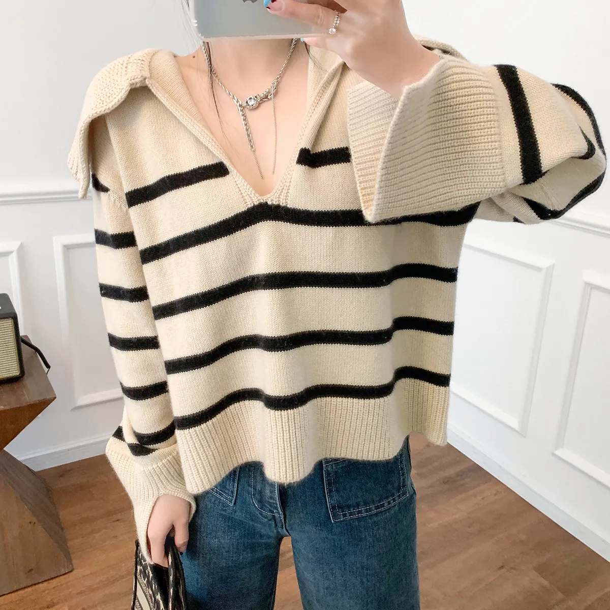 Lapel Off-The-Shoulder Loose Thick Sweater Lapel Off-The-Shoulder Loose Thick Sweater