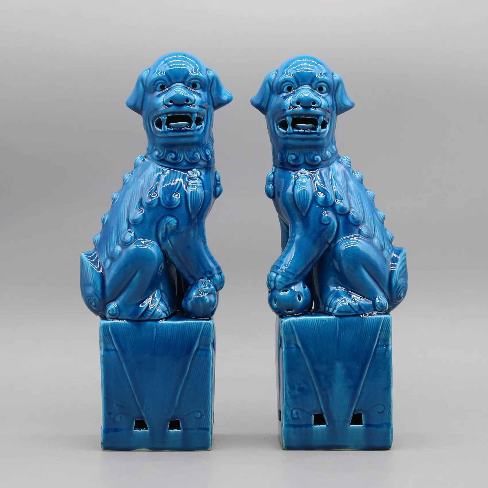 Par av foo -hundar, fu -hundar i stor storlek, Buddha -hundar, kinesiska vårdnadshavare, keramisk skulptur, heminredning