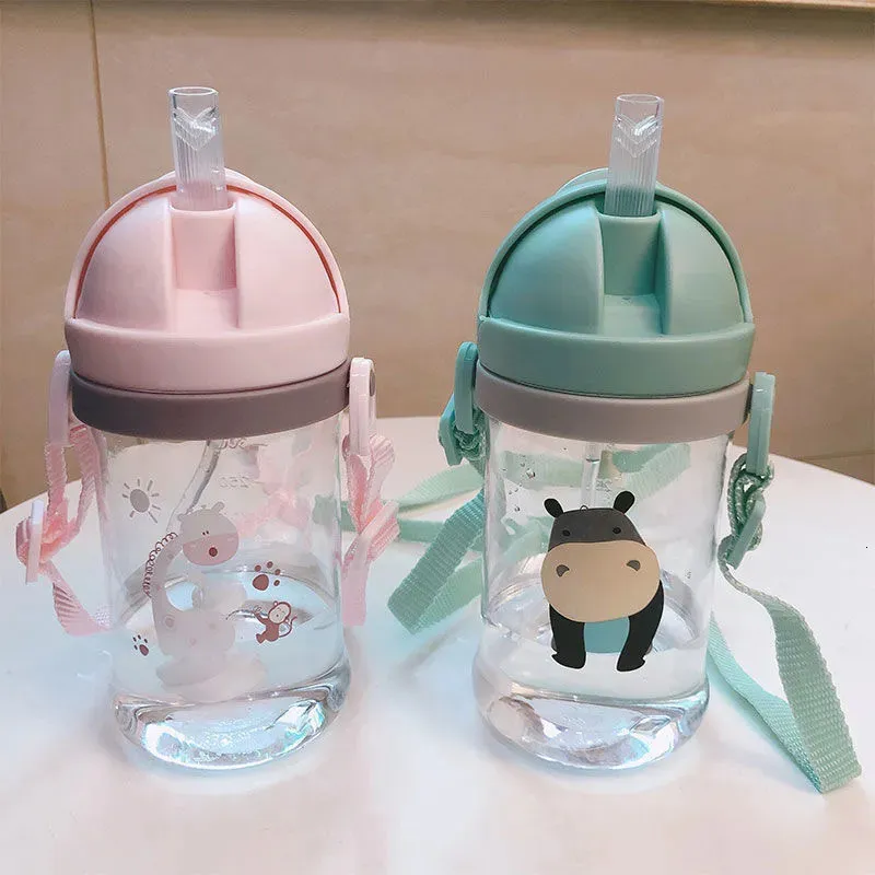 Baby flaskor# barn barn tecknad djur skola dricksvatten halm flask gravity boll halm baby kopp med axel rem vatten flaska 230928