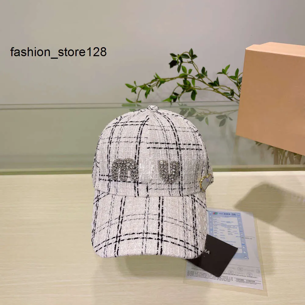 good Autumn and Winter Women's Warmth Luxury Designer Ball cap Fashion Outdoor Vacation Dating Crystal Letter Embroidery Heart Pattern Black and White casquette