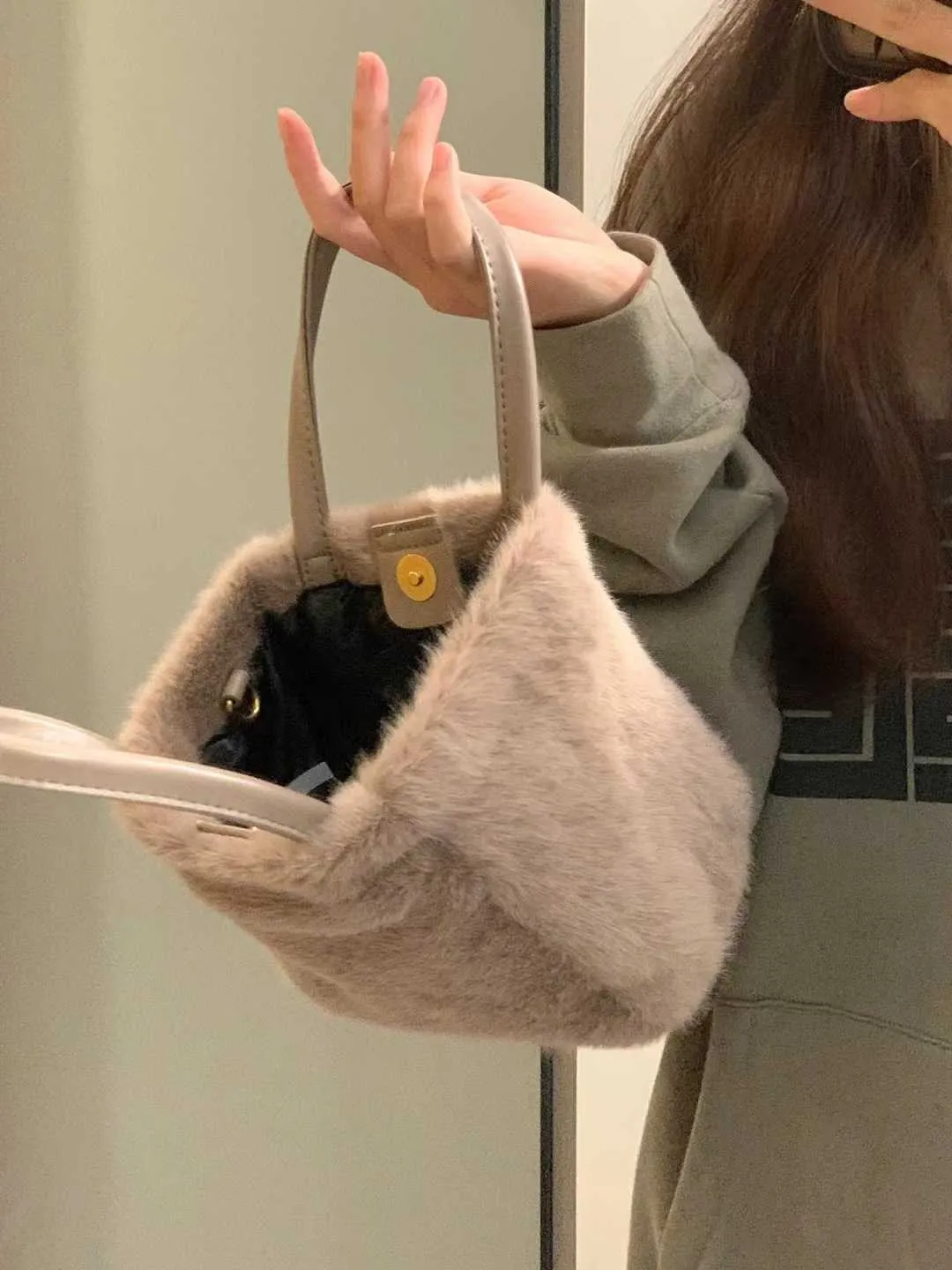 Evening Bags Ins Cute Style Plush Bucket Bag For Womens Korean Version New High Grade Small Design Commuter Handheld 230828 From 24 37 DHgate