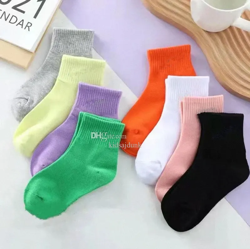 Bébé enfants chaussettes de créateurs garçons chaussettes de sport filles enfants style scolaire couleurs mélangées chaussettes blanc noir vert rose âges 1-12