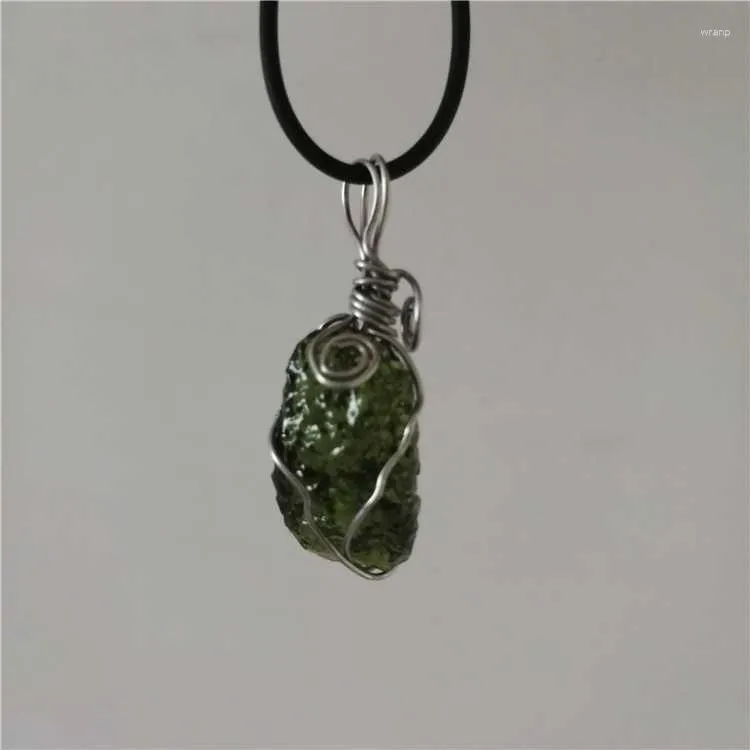 Pendant Necklaces A Natural Moldavite Green Aerolites Crystal Falling Stone Energy Apotropaic 4g-6g/ Pcs Free Rope Necklace