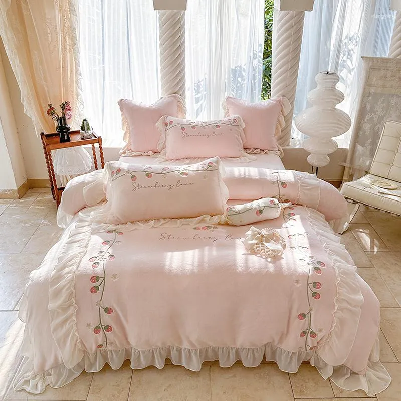 Set di biancheria da letto Rosa Fiori di fragola Ricamo Volant di pizzo Patchwork Set Copripiumino in pile di velluto Copriletto piatto / con angoli Federa