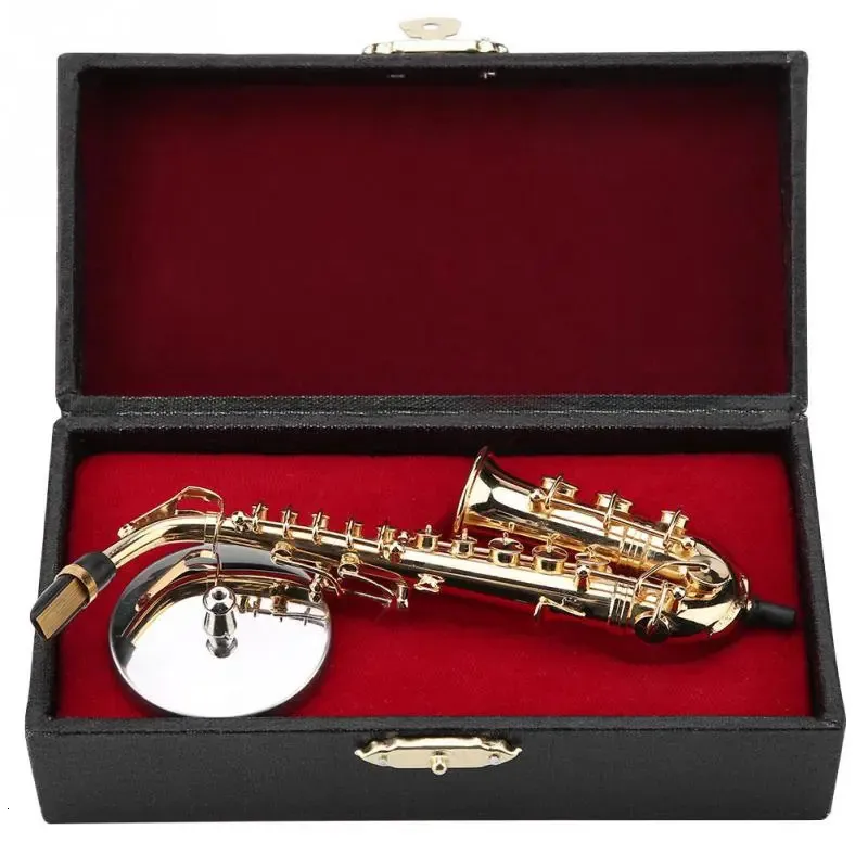 Decoratieve objecten Beeldjes Instrument Muzikaal model Miniatuur altsaxofoonreplica met standaard en koffer Vergulde ornamenten 230928