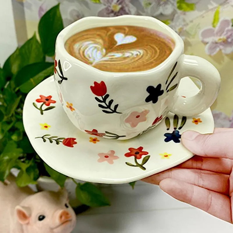 Tazze Piattini Tazza da caffè e piattino da caffè con nuvola dipinta a mano creativa in ceramica irregolare fatta a mano con fiore di tulipano Tazza da tè e latte Tavolo