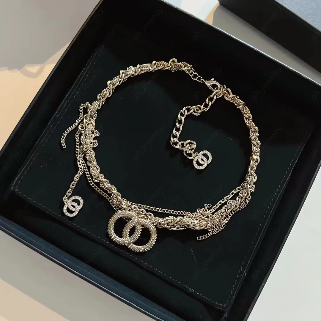 Luxur Designer Fashion Chokers Halsband Kvinnor Diamond Letter Pendant Halsband Kvinnors bröllopsfest smycken