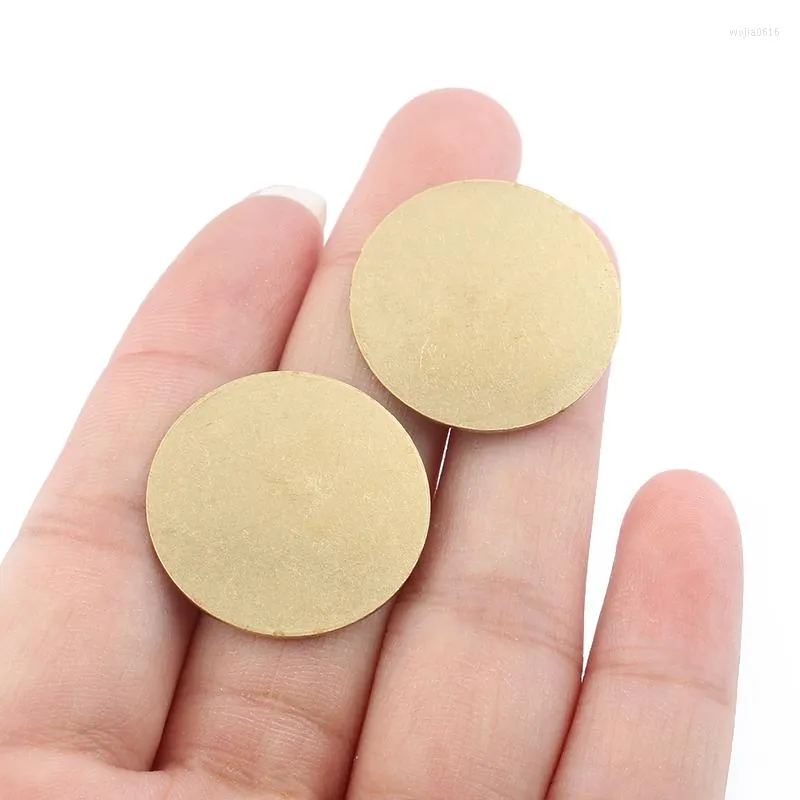 Charms 1pack Raw Brass Round Stamping Disc Pendant Fashion Keychain Necklace Armband Smycken gör resultat